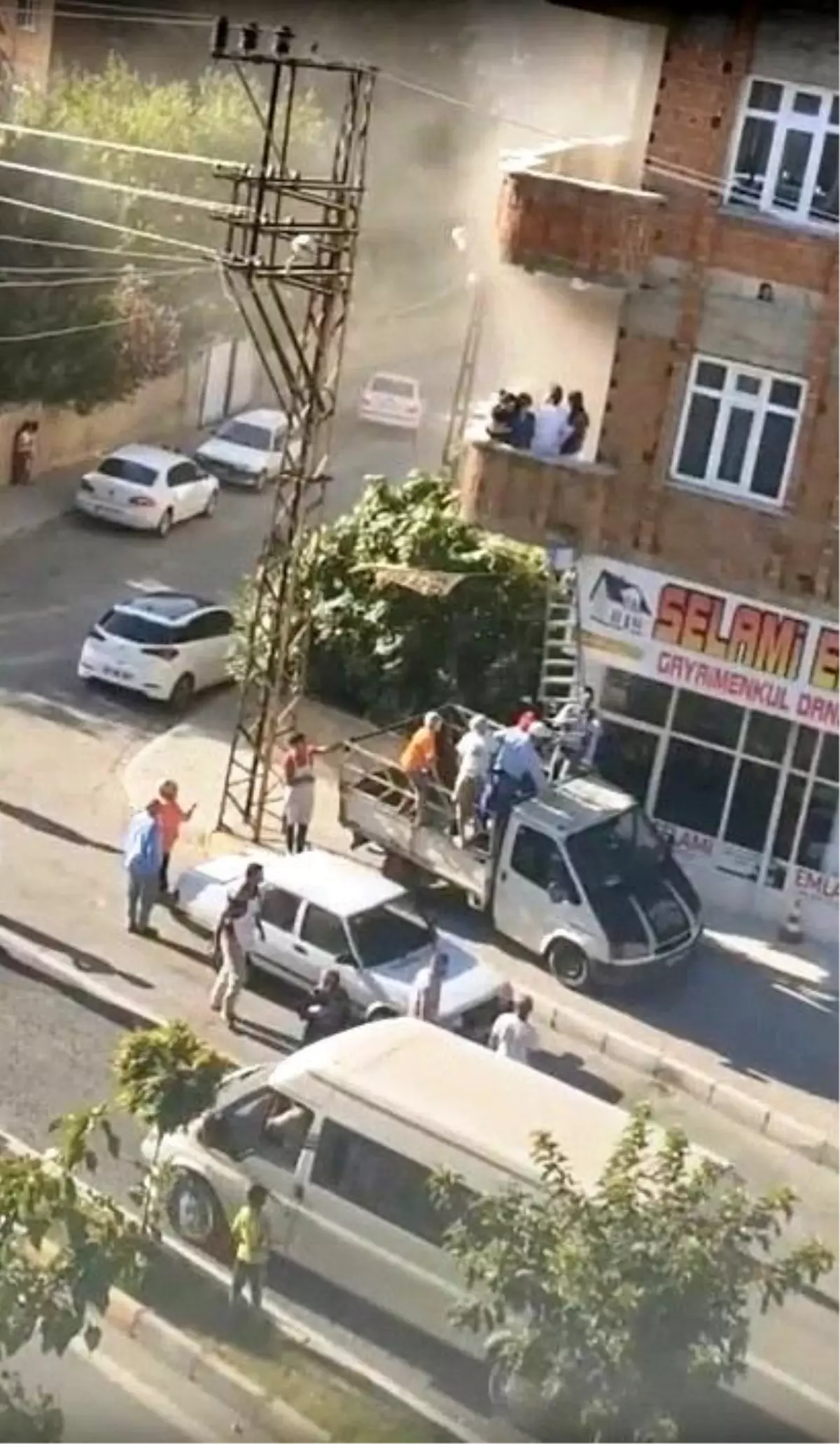 Son dakika! Yangında mahsur kalanlara mahalleliden kurtarma operasyonu