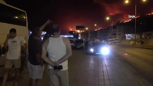 Yangından kaçan vatandaşlar belediye önünde toplandı