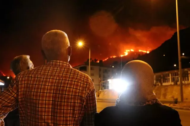 Yangından kaçan vatandaşlar belediye önünde toplandı