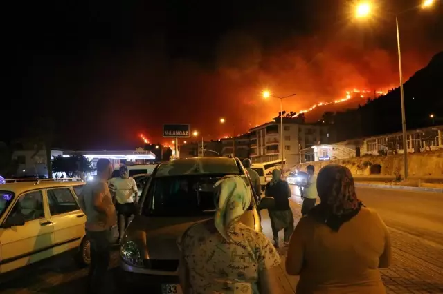 Yangından kaçan vatandaşlar belediye önünde toplandı