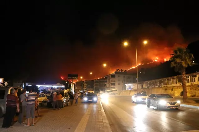 Yangından kaçan vatandaşlar belediye önünde toplandı