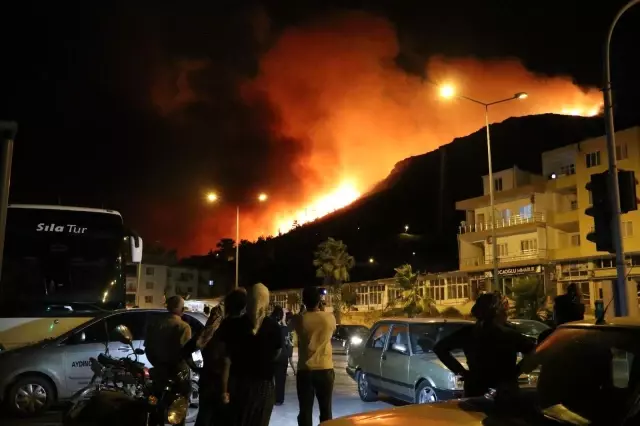 Yangından kaçan vatandaşlar belediye önünde toplandı