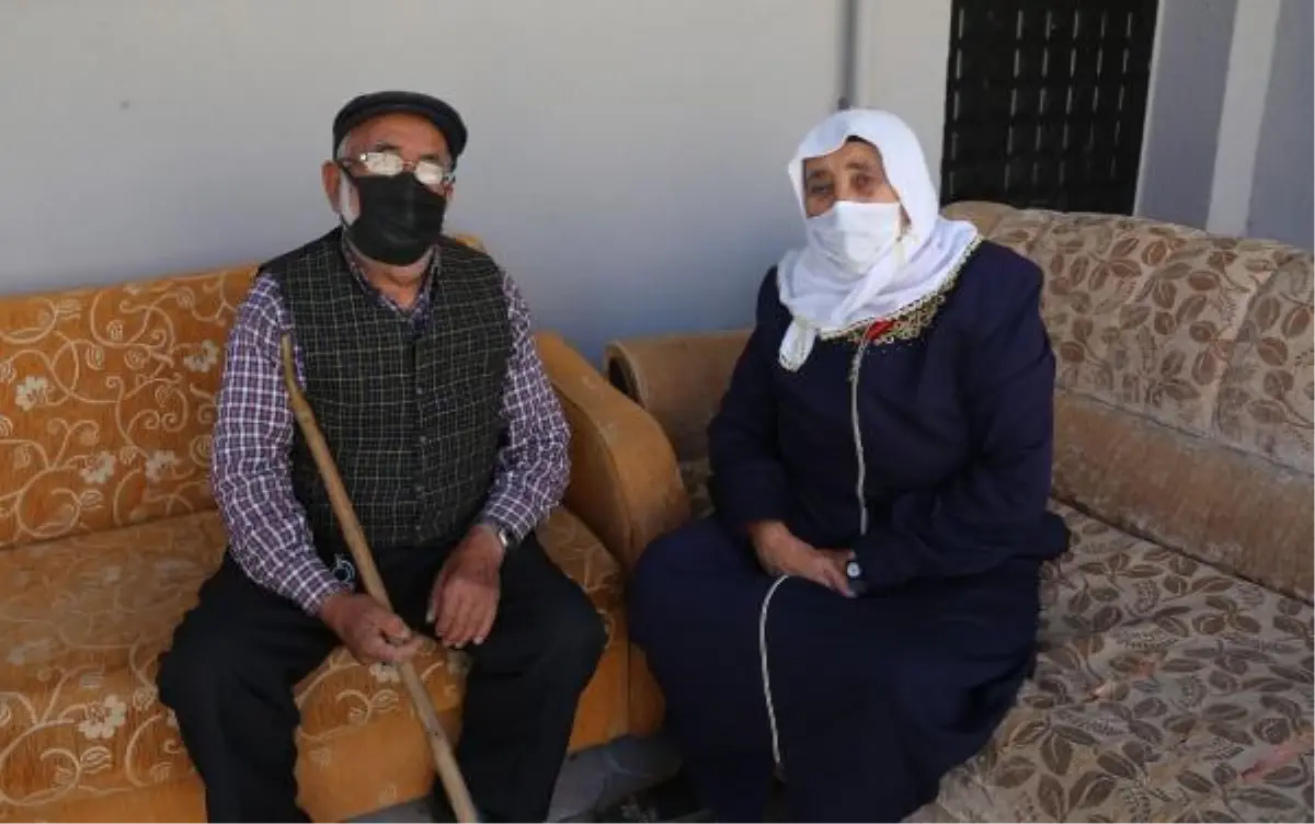 YAŞLI ÇİFT, BELEDİYENİN ULAŞIM DESTEĞİ İLE 3'ÜNCÜ DOZ AŞILARINI YAPTIRDI