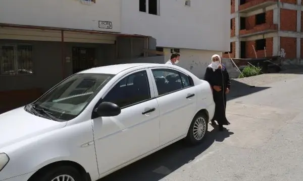 YAŞLI ÇİFT, BELEDİYENİN ULAŞIM DESTEĞİ İLE 3'ÜNCÜ DOZ AŞILARINI YAPTIRDI