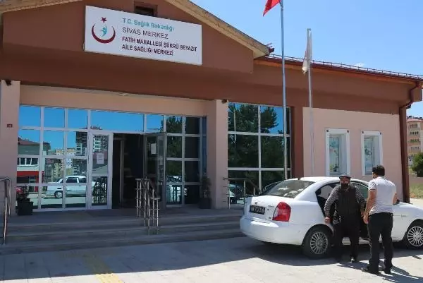 YAŞLI ÇİFT, BELEDİYENİN ULAŞIM DESTEĞİ İLE 3'ÜNCÜ DOZ AŞILARINI YAPTIRDI