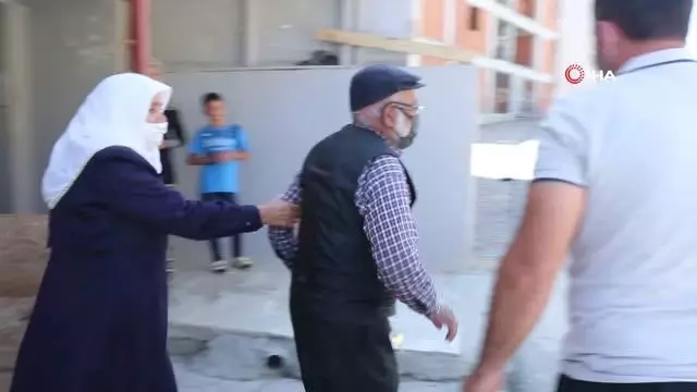 Yaşlı çifti aşıya ulaştırmak için seferber oldular