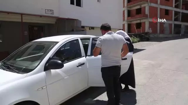 Yaşlı çifti aşıya ulaştırmak için seferber oldular
