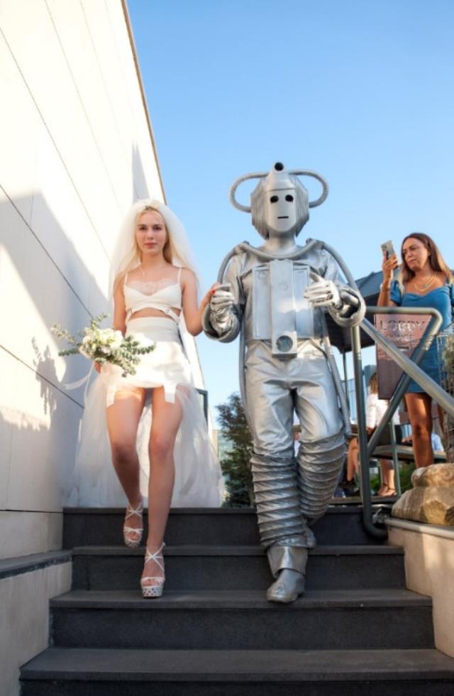 Yeni şarkısının tanıtımı için robotla evlendi! Yaptığı eğlence gerçek düğünü aratmadı