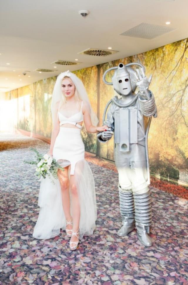 Yeni şarkısının tanıtımı için robotla evlendi! Yaptığı eğlence gerçek düğünü aratmadı