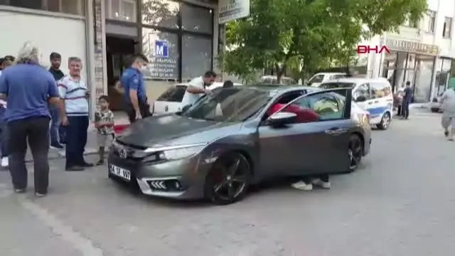 Yorgun mermi otomobilin camından girdi