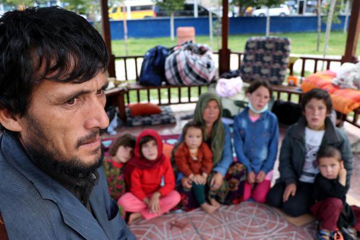 Afgan göçmenler parklarda yatıp kalkıyor - Vimarsana News