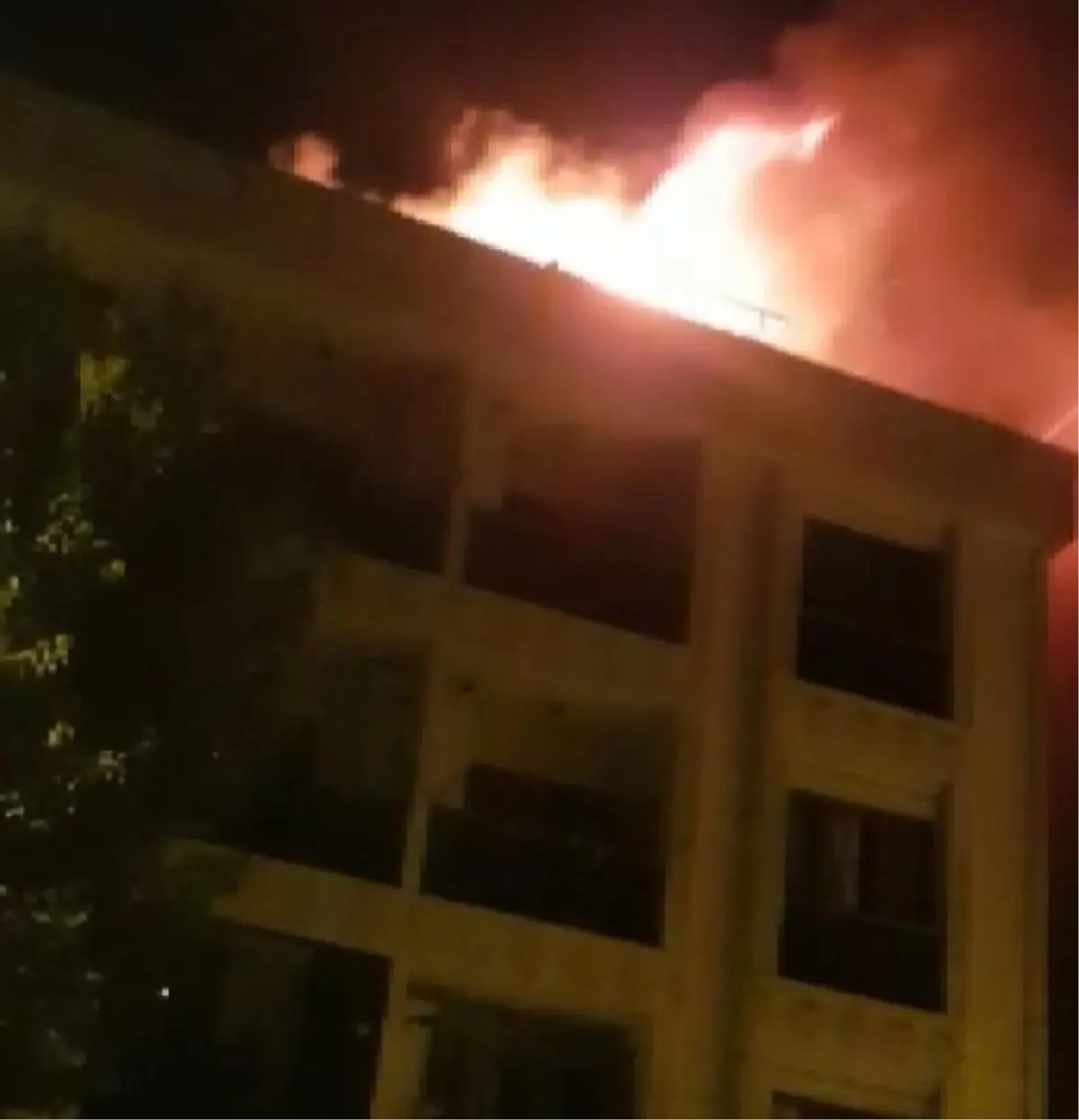 Son dakika haberi: BAĞCILAR'DA GECE YARISI KORKUTAN YANGIN