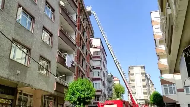 Son dakika haber | Bahçelievler'de inşaat halindeki binanın çatısında çıkan yangın söndürüldü