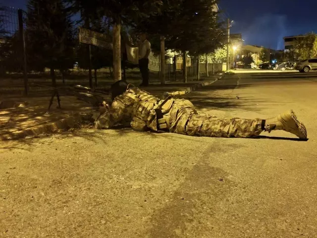 Korkunç olay! Balkona çıkan genç, kafasına dayadığı silahla intihar etti