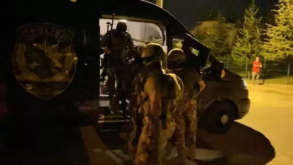 Balkondan çevreye ateş açıp, 'Geliyorum beyler' diyerek tabancayla intihar etti
