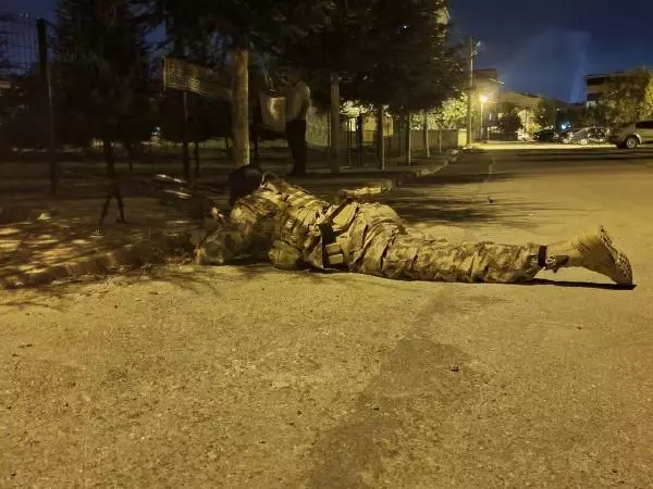 Balkondan çevreye ateş açıp, 'Geliyorum beyler' diyerek tabancayla intihar etti
