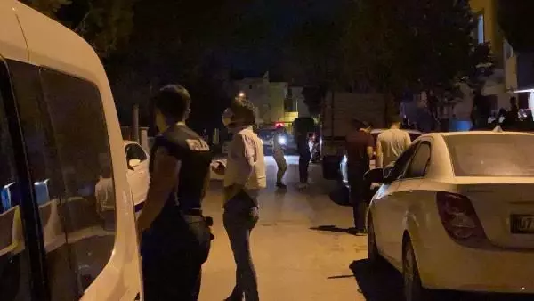Balkondan çevreye ateş açıp, 'Geliyorum beyler' diyerek tabancayla intihar etti