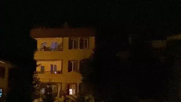 Balkondan çevreye ateş açıp, 'Geliyorum beyler' diyerek tabancayla intihar etti