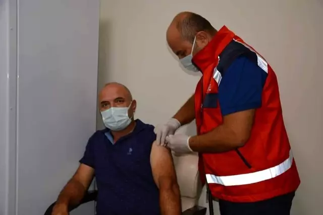 Başhekim Domaç 25 kişinin aşısını kendisi yaptı