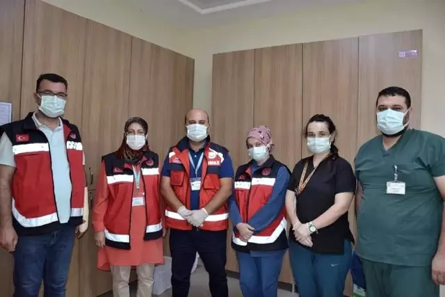 Başhekim Domaç 25 kişinin aşısını kendisi yaptı