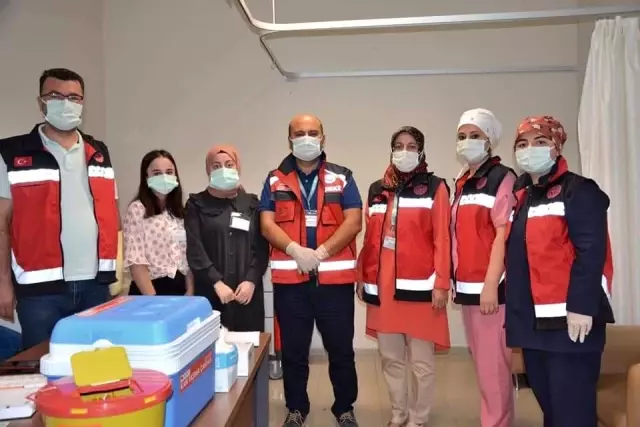 Başhekim Domaç 25 kişinin aşısını kendisi yaptı