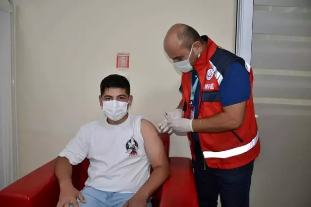 Başhekim Domaç 25 kişinin aşısını kendisi yaptı