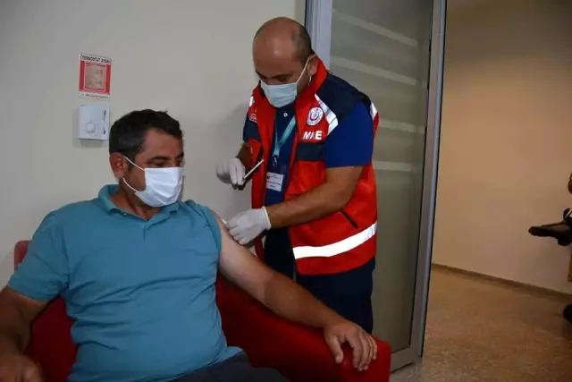 Başhekim Domaç 25 kişinin aşısını kendisi yaptı