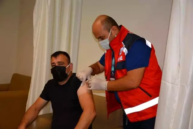 Başhekim Domaç 25 kişinin aşısını kendisi yaptı