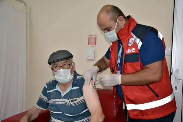 Başhekim Domaç 25 kişinin aşısını kendisi yaptı