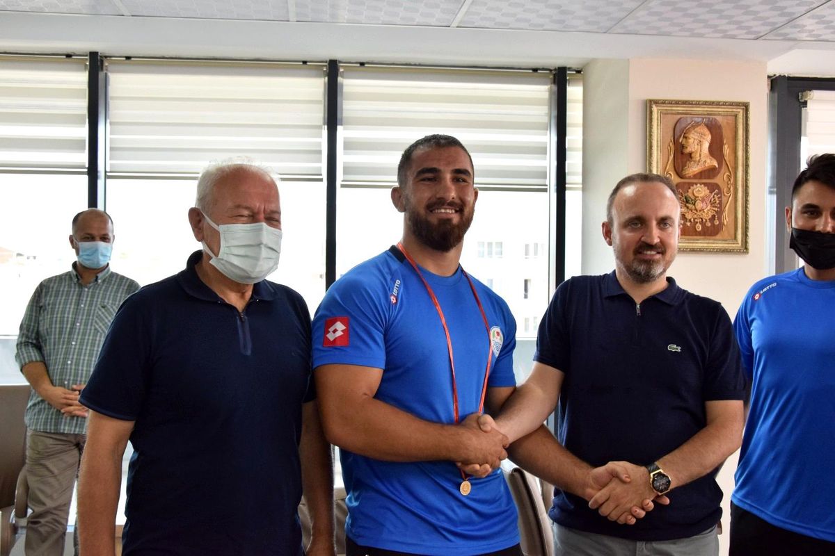 Başpehlivan Aktürk, Lapseki Belediyesi ile sözleşmesini 2024 yılına kadar uzattı