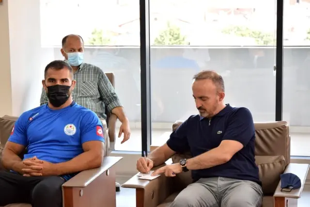 Başpehlivan Aktürk, Lapseki Belediyesi ile sözleşmesini 2024 yılına kadar uzattı