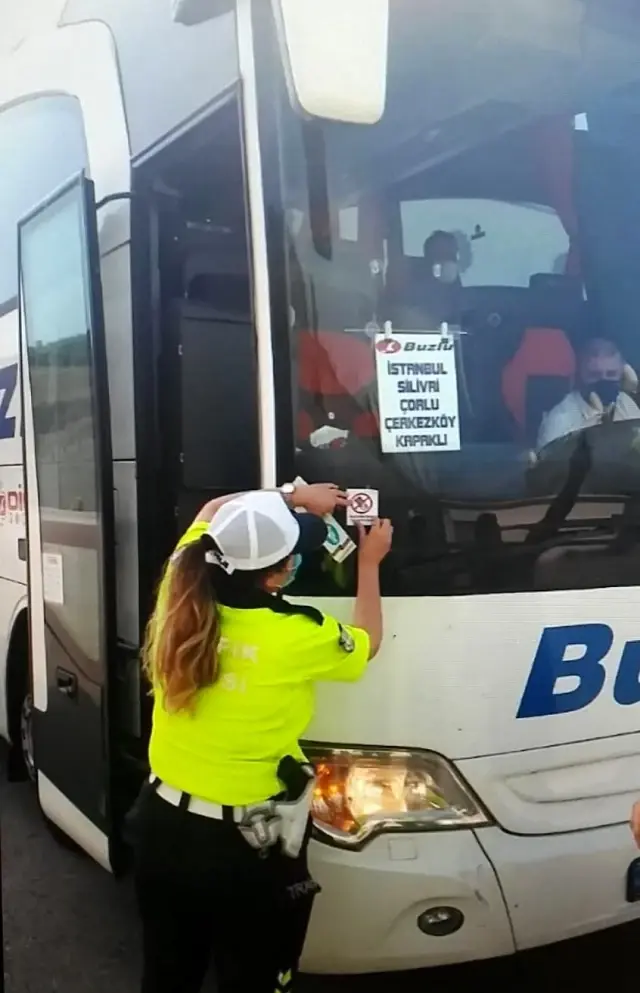 Son dakika: Çocuklara kırmızı düdük dağıttılar, trafik kazalarına dikkat çektiler