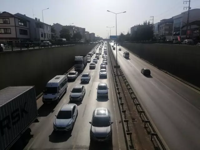D-100'de çekici arıza yapınca trafik kilitlendi