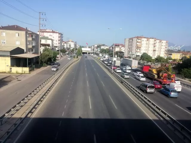 D-100'de çekici arıza yapınca trafik kilitlendi