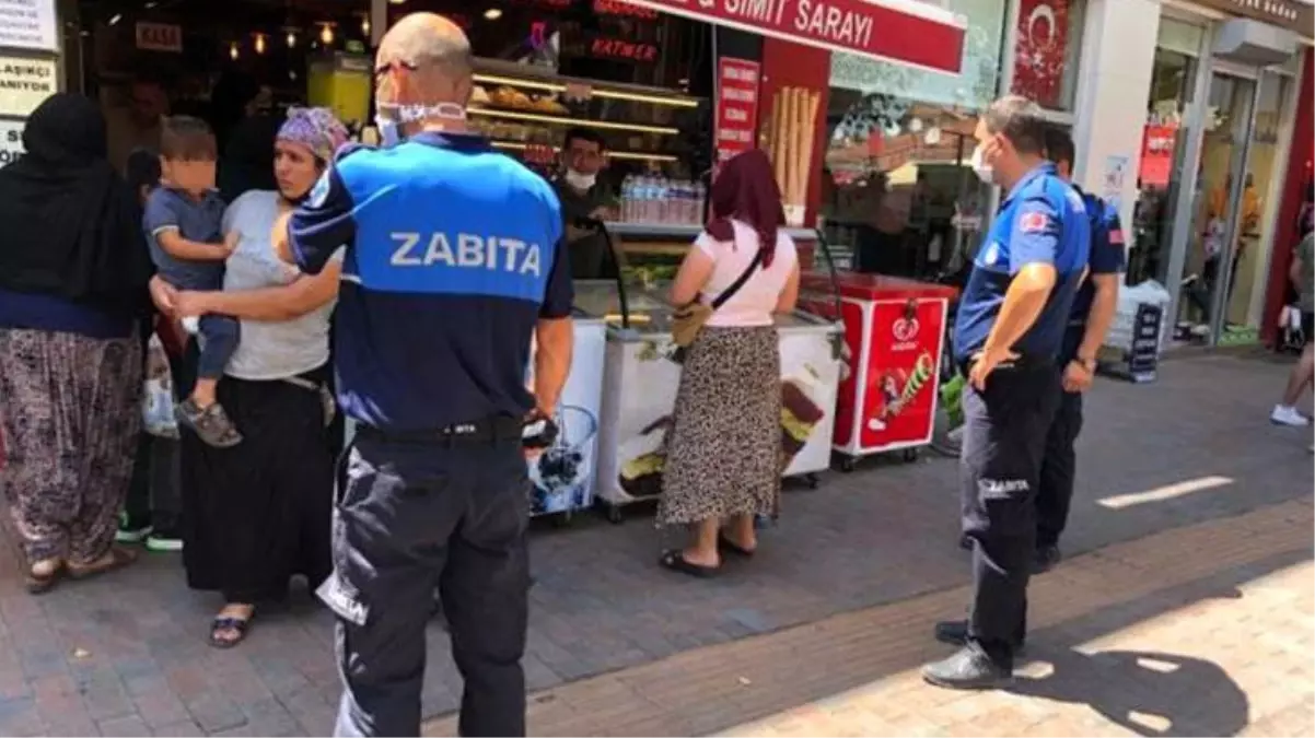 Dilenciden pes dedirten rahatlık! Zabıtalar beklerken topladığı paralardan çocuğuna dondurma aldı
