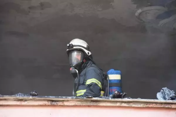 Evde çıkan yangını itfaiye ekipleri söndürdü