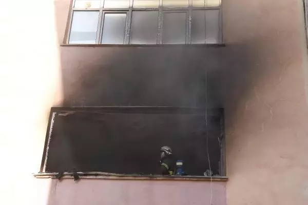 Evde çıkan yangını itfaiye ekipleri söndürdü