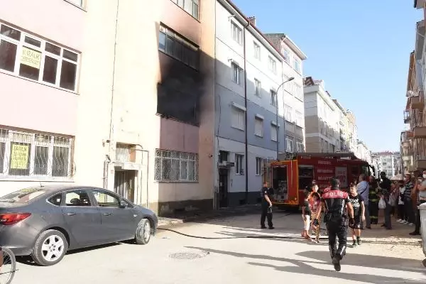 Evde çıkan yangını itfaiye ekipleri söndürdü