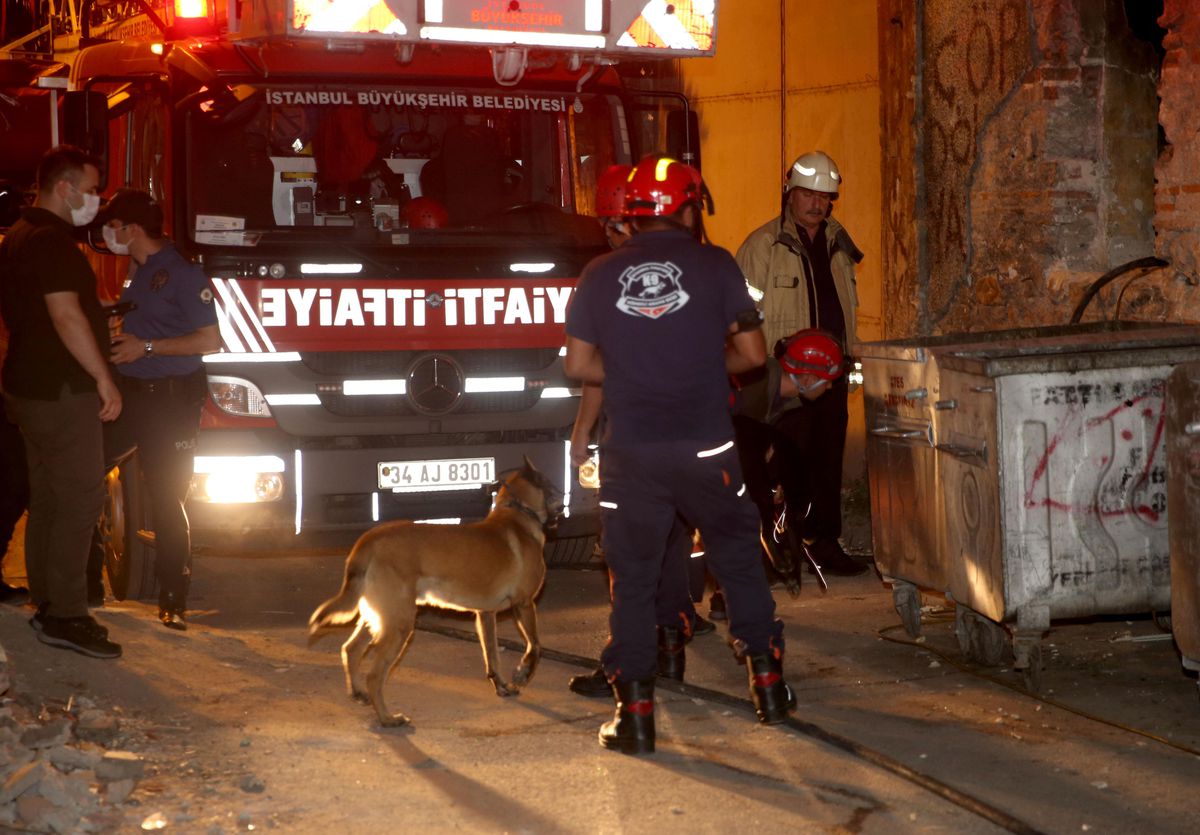 Fatih'te 3 katlı metruk binanın bir kısmı çöktü