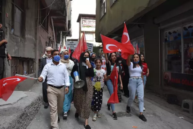 Çocukları dağa kaçırılan aileler HDP İl Başkanlığı önünde eylem yaptı