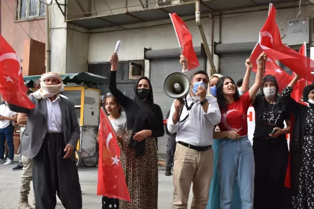 Çocukları dağa kaçırılan aileler HDP İl Başkanlığı önünde eylem yaptı