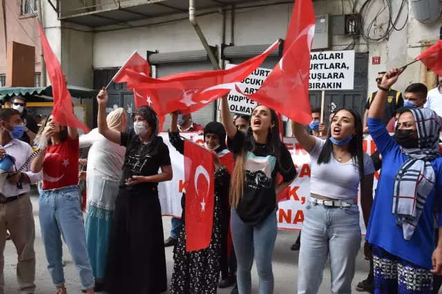 Çocukları dağa kaçırılan aileler HDP İl Başkanlığı önünde eylem yaptı