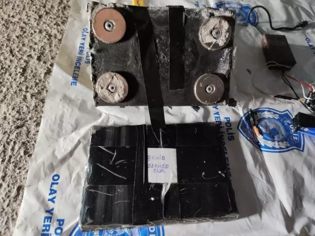 İçişleri Bakanlığı, Mardin'de bombalı eylem hazırlığındaki terör örgütü PKK/KCK mensubunun yol uygulaması sırasında 2 kilogram plastik patlayıcı ile...