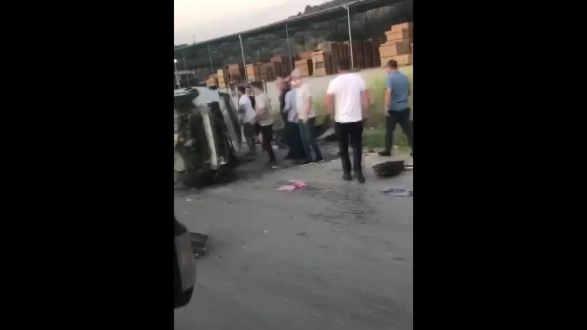 Bariyere çarpan otomobil takla attı: 3 yaralı