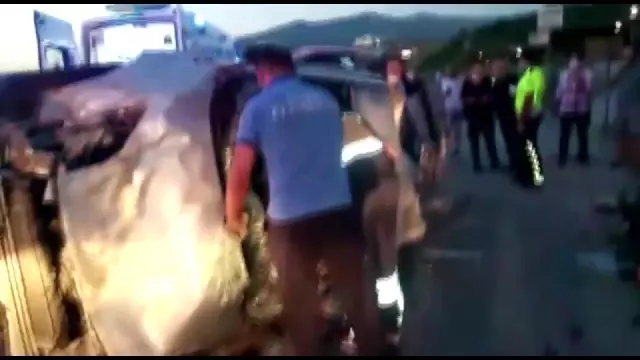 Bariyere çarpan otomobil takla attı: 3 yaralı