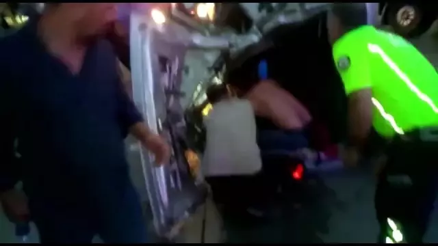 Bariyere çarpan otomobil takla attı: 3 yaralı