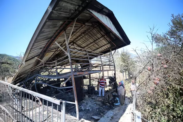 Eşinin hatıralarının bulunduğu evi yanan yaşlı vatandaş duygularını gözyaşları arasında anlattı