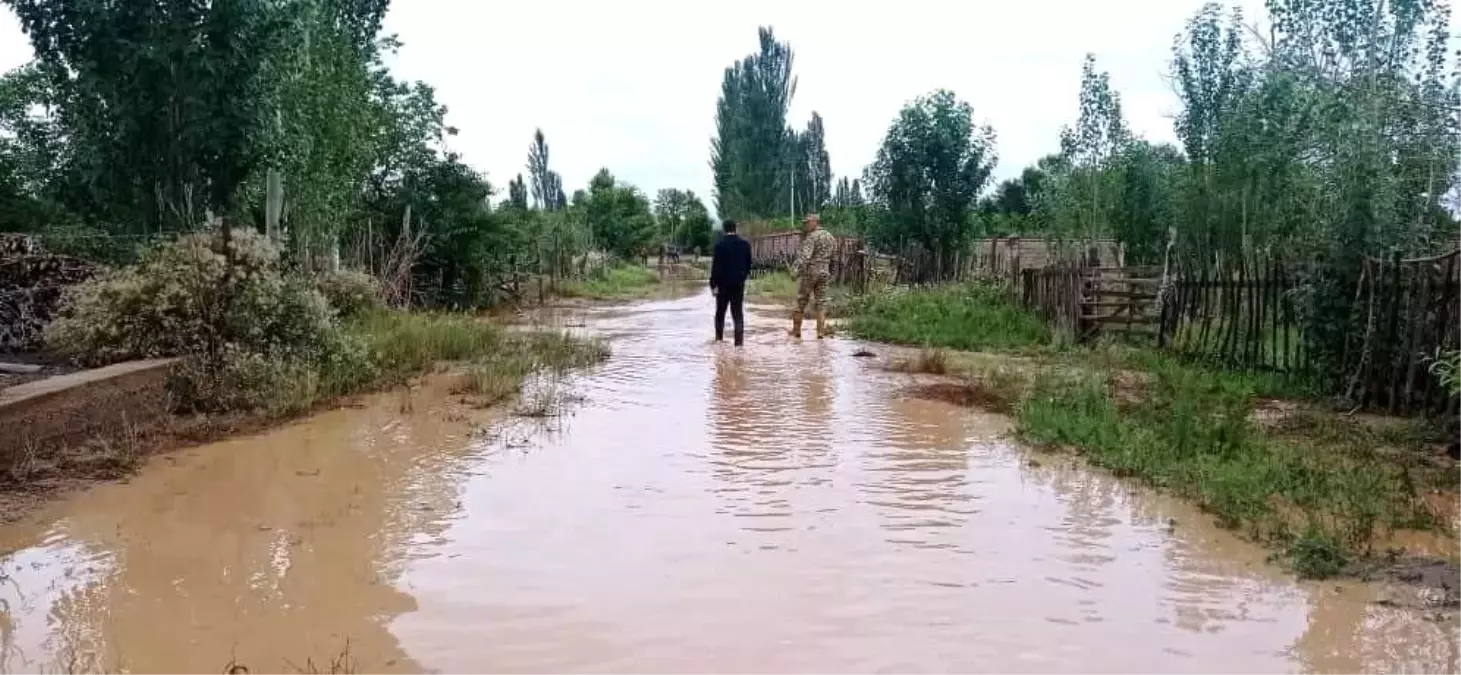Kırgızistan'ı sel vurdu: Onlarca evi su bastı