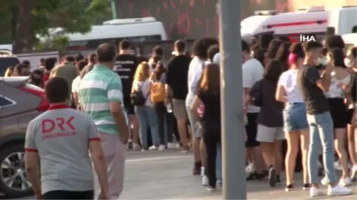 Konser kuyruğuna giren vatandaşlar korona virüs önlemlerini hiçe saydı