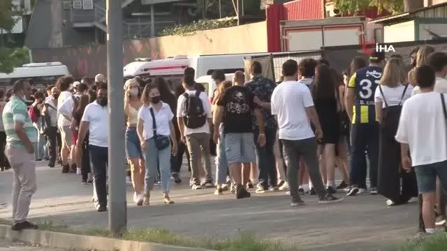 Konser kuyruğuna giren vatandaşlar korona virüs önlemlerini hiçe saydı